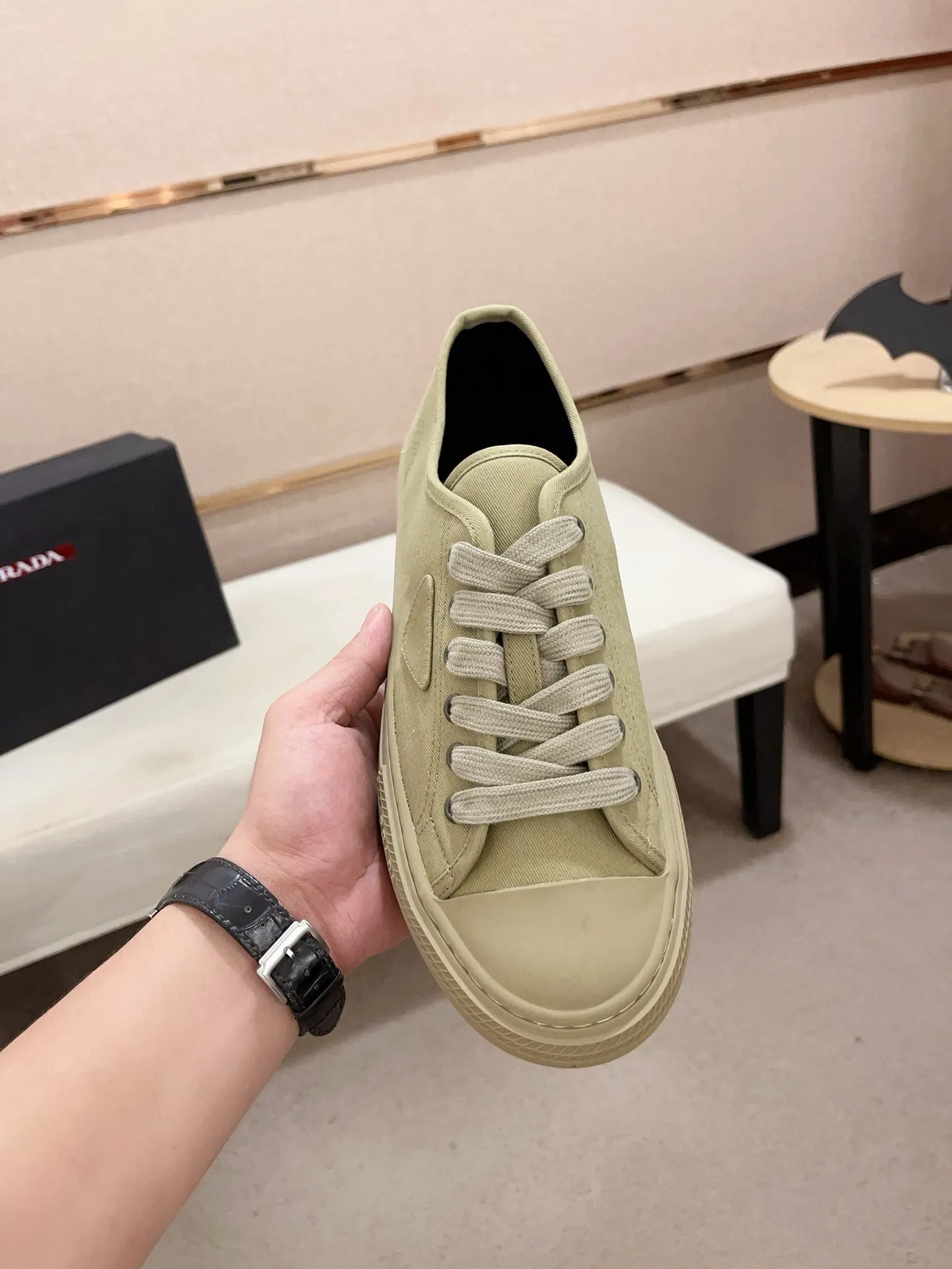Men's shoes 💰 580💰 ✔️✔️✔️High-quality new PRADA counters are launched at the same time. The new men's shoes and 😘fabrics are selected from first-layer cowhide and are made by pure handicrafts. Lining: Full cowhide lining. 👍🏿 High-end ☄️ air-cushion molded anti-slip rubber outsole, exquisite lines, simple and elegant, comfortable and high-end for leisure travel. Code number: 38 to 44 (45 can be customized)